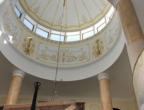 Dekorative Kuppel mit Imitierte Marmors&auml;ulen